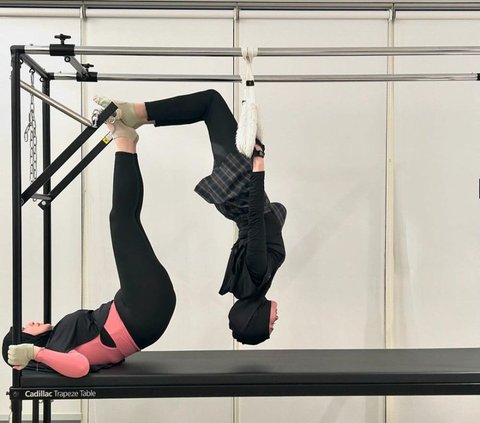 8 Photos of Inara Rusli Doing Pilates with Natasha Wilona, Performing Acrobatic Movements