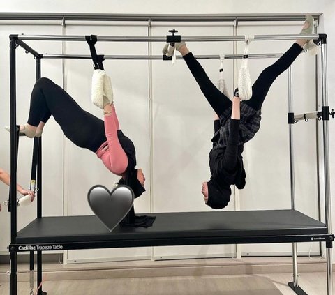 8 Photos of Inara Rusli Doing Pilates with Natasha Wilona, Performing Acrobatic Movements