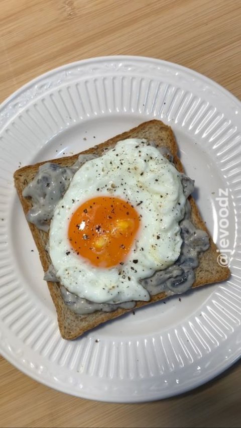 Cafe-Style Breakfast with Creamy Mushroom Toast