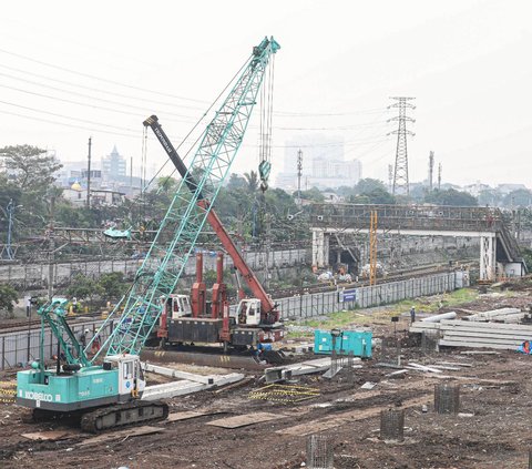 Suasana aktivitas pengerjaan proyek perluasan Stasiun Kereta Api Tanah Abang di Jakarta, Jumat (9/8/2024).<br>Kementerian Perhubungan menargetkan proyek perluasan Stasiun Tanah Abang dapat dirampungkan pada akhir 2024. Foto: Liputan6.com/Angga Yuniar