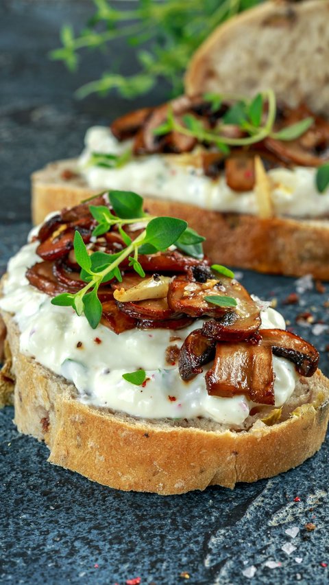 Cafe-Style Breakfast with Creamy Mushroom Toast