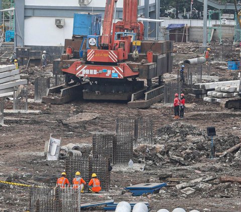 Suasana aktivitas pengerjaan proyek perluasan Stasiun Tanah Abang di Jakarta, Jumat (9/8/2024). Foto: Liputan6.com/Angga Yuniar