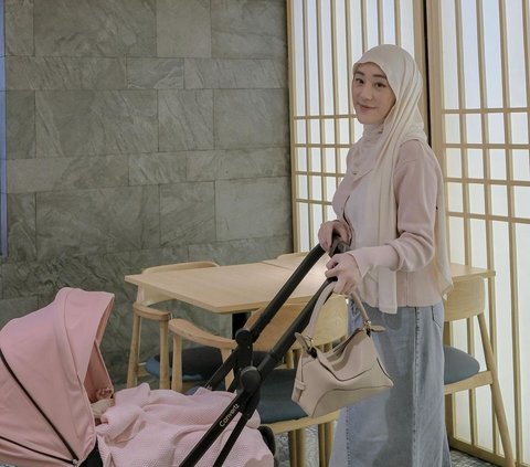 Di awal-awal kelahiran Alesha, Larissa masih merahasiakan wajah putrinya, baby Alesha.