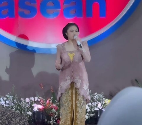 Portrait of Amora Lemos Appearing at the 57th ASEAN Anniversary Event, Looking Elegant in Kebaya and Bun