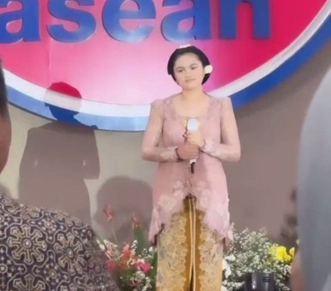 Portrait of Amora Lemos Appearing at the 57th ASEAN Anniversary Event, Looking Elegant in Kebaya and Bun