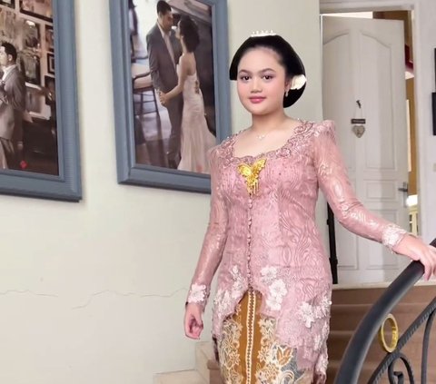 Portrait of Amora Lemos Appearing at the 57th ASEAN Anniversary Event, Looking Elegant in Kebaya and Bun