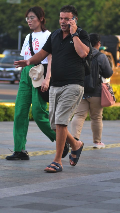 Wisatawan mancanegara berjalan di kawasan Bundaran HI, Jakarta, Jumat (9/8/2024). Foto: Merdeka.com/Imam Buhori