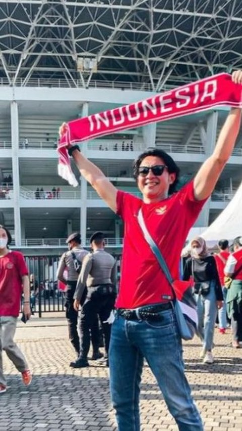 Agus Kuncoro, seorang aktor ternama, juga merupakan penggemar setia Timnas Indonesia. Ia bahkan pernah memperlihatkan dukungannya secara langsung di lapangan.<br>