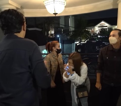 Erin Taulany's Attitude Highlighted as Ayu Ting Ting and Friends Visit Andre Taulany's House