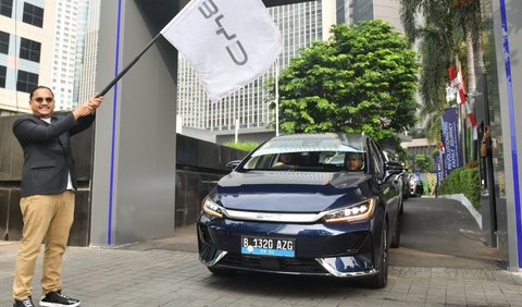 Perjalanan test drive BYD M6 ini dimulai dari BYD Harmony Auto Sudirman dan kami langsung disambut dengan kemacetan khas Jakarta.<br>