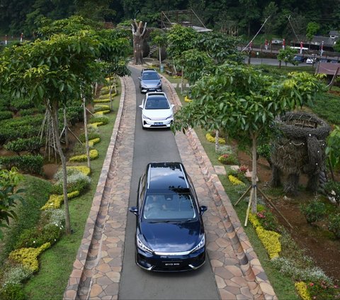 FOTO: Menjajal MPV Listrik BYD M6 Libas Berbagai Medan Jakarta-Bandung, Begini Sensasinya!