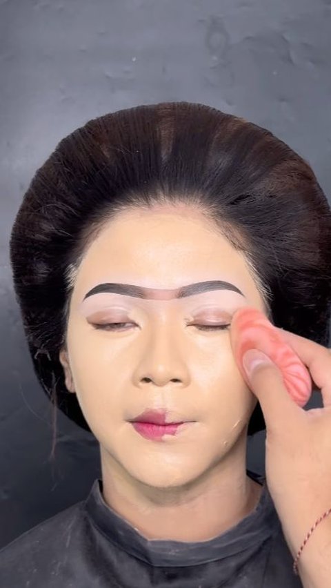 Use Makeup Sponge Correctly So That Your Makeup Doesn't Smudge