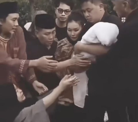 Tangis Ayu Ting Ting Pecah di Pemakaman Anak Kedua Syifa yang Meninggal Dunia di Usia 1,5 Bulan