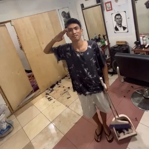 Aksi Tukang Cukur di Indonesia