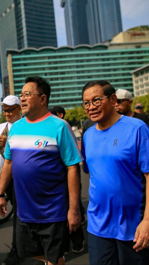 FOTO: Kompak Pakai Kaos dan Celana Pendek, Pasangan Pramono Anung-Rano Karno Olahraga Jalan Santai di CFD Jakarta