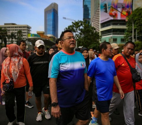 FOTO: Kompak Pakai Kaos dan Celana Pendek, Pasangan Pramono Anung-Rano Karno Olahraga Jalan Santai di CFD Jakarta