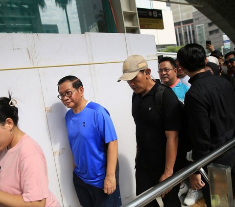 FOTO: Kompak Pakai Kaos dan Celana Pendek, Pasangan Pramono Anung-Rano Karno Olahraga Jalan Santai di CFD Jakarta