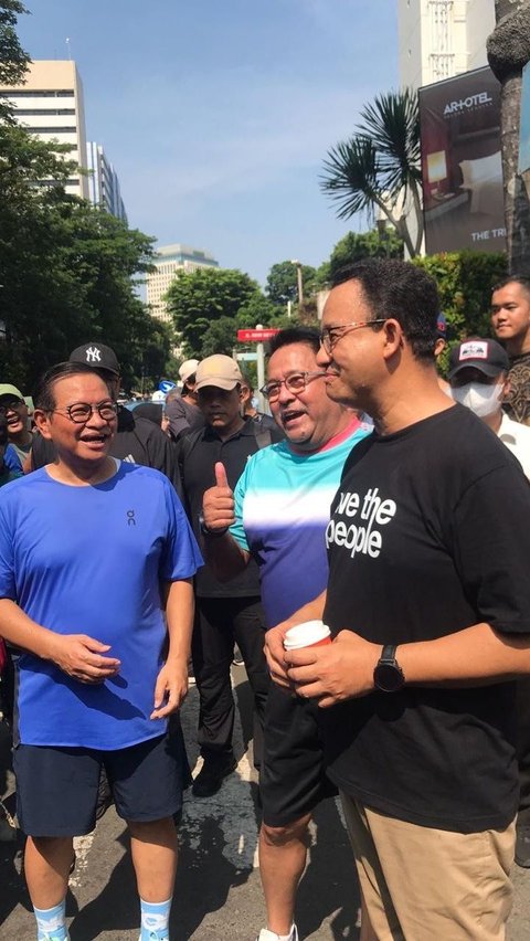 Dalam momen yang menarik tersebut, Anies Baswedan dan Rano Karno terlihat kompak mengacungkan jempol mereka. Foto: merdeka.com / Istimewa