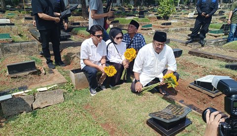 Rano Karno Ziarah ke Makam Babeh Sabeni dan Mak Nyak