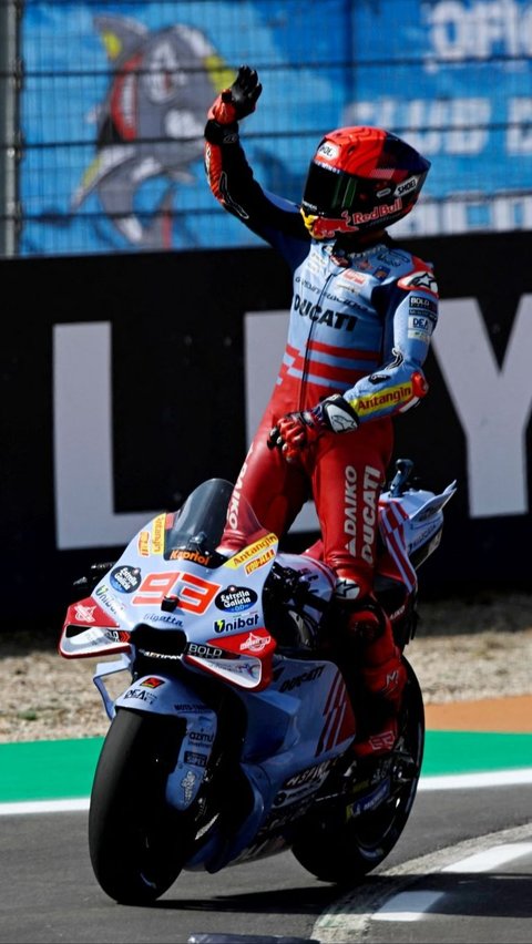 Selebrasi Marc Marquez usai tampil gemilang sebagai yang tercepat pada Sprint Race hari Sabtu, 31 Agustus 2024. Foto: REUTERS / Pablo Morano