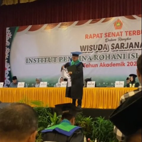 Ayahnya Meninggal Dunia, Aksi Wisudawan Kembangkan Banner di Panggung Ini Bikin Haru Warganet