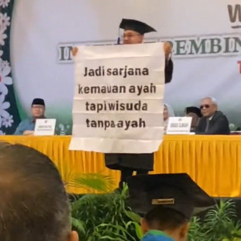 Ayahnya Meninggal Dunia, Aksi Wisudawan Kembangkan Banner di Panggung Ini Bikin Haru Warganet