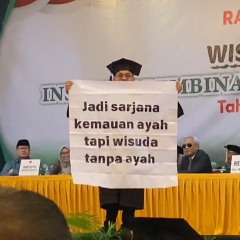Ayahnya Meninggal Dunia, Aksi Wisudawan Kembangkan Banner di Panggung Ini Bikin Haru Warganet
