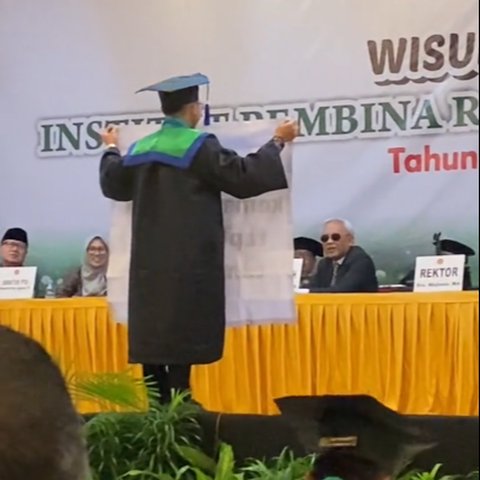 Ayahnya Meninggal Dunia, Aksi Wisudawan Kembangkan Banner di Panggung Ini Bikin Haru Warganet