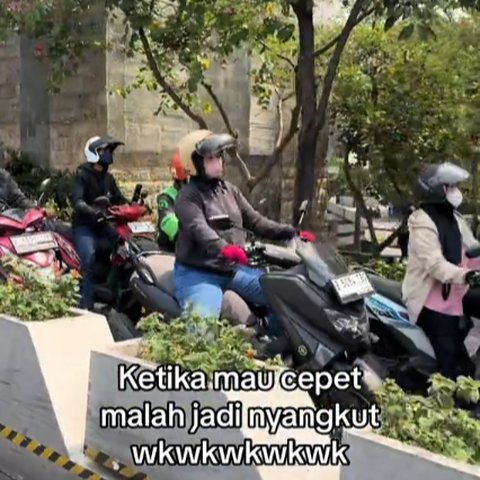 Imbas Tak Taat Aturan, Sejumlah Pesepeda Motor Ini Tersendat Akibat Tertahan Mobil di Depannya