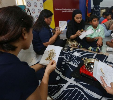 FOTO: Peringati 75 tahun Hubungan Diplomatik, Warga Filipina di Indonesia Belajar Membatik