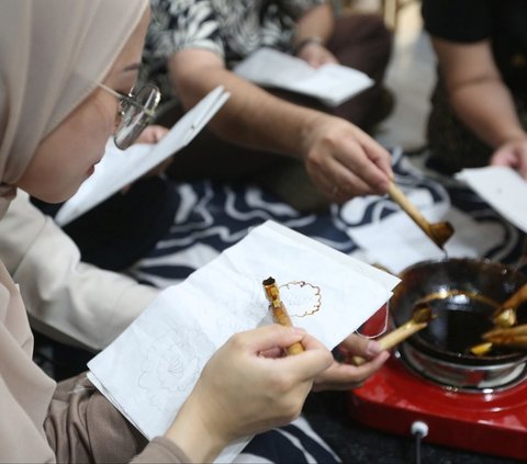 FOTO: Peringati 75 tahun Hubungan Diplomatik, Warga Filipina di Indonesia Belajar Membatik