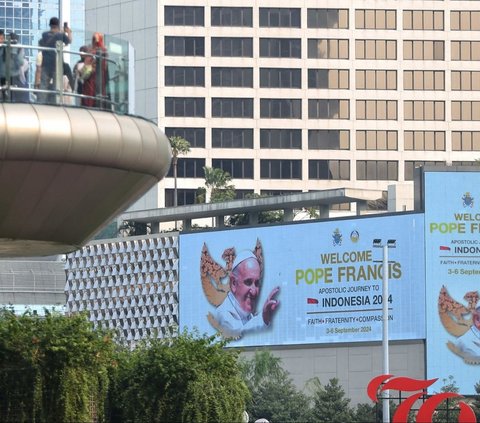 Sejak pagi hari, sejumlah gambar yang memperlihatkan Paus Fransiskus menghiasi layar LED raksasa yang terpasang di kawasan Bundaran Hotel Indonesia (HI). Foto: merdeka.com / Angga Yuniar