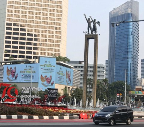 FOTO: Jelang Kedatangan ke Indonesia, Ucapan Selamat Datang Paus Fransiskus Menghiasi Kota Jakarta