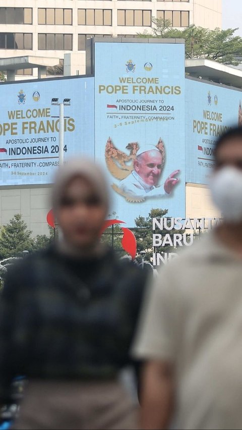 FOTO: Jelang Kedatangan ke Indonesia, Ucapan Selamat Datang Paus Fransiskus Menghiasi Kota Jakarta