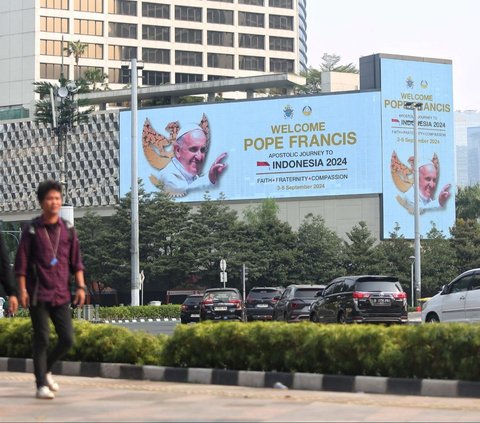 FOTO: Jelang Kedatangan ke Indonesia, Ucapan Selamat Datang Paus Fransiskus Menghiasi Kota Jakarta