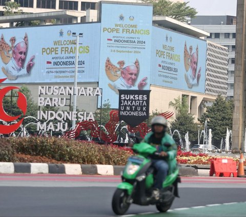 FOTO: Jelang Kedatangan ke Indonesia, Ucapan Selamat Datang Paus Fransiskus Menghiasi Kota Jakarta