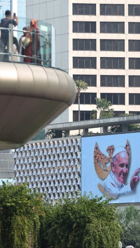 Selain layar LED di Bundaran HI, berbagai persiapan lainnya juga tengah dilakukan untuk menyambut kedatangan Paus. Salah satunya Gereja Katedral di Jakarta telah siap menyambut kedatangannya. Foto: merdeka.com / Angga Yuniar