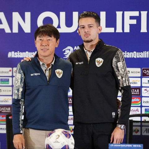 Pelatih Timnas Indonesia, Shin Tae-yong bersama Justin Hubner dalam konferensi pers menjelang duel versus Australia di SUGBK, Senin (9/9/2024).