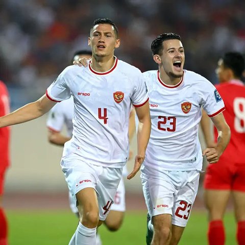 Kiper Timnas Indonesia, Ernando Ari Sutaryadi (tengah) berhasil mengamankan bola di tengah rekan-rekannya saat menghadapi Irak pada laga Grup F putaran kedua Kualifikasi Piala Dunia 2026 z