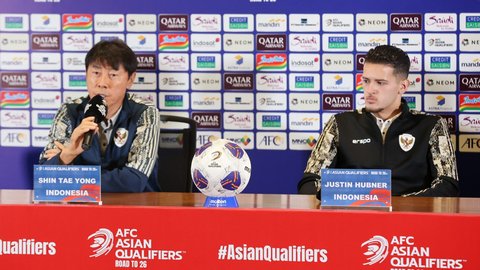 Pelatih Timnas Indonesia, Shin Tae-yong bersama Justin Hubner dalam konferensi pers menjelang duel versus Australia di SUGBK, Senin (9/9/2024).