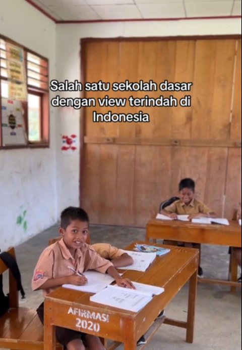Pria Ini Perlihatkan Sekolah Dasar di Toraja dengan View Indah Disekitarnya, Bikin Warganet Takjub