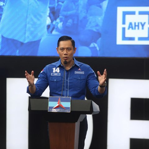 Presiden ke-6 Republik Indonesia, Susilo Bambang Yudhoyono (SBY) bersama Ketua Umum Partai Demokrat, Agus Harimurti Yudhoyono (AHY) dan politikus Partai Demokrat Edhie Baskoro Yudhoyono saat syukuran Hari Ulang Tahun (HUT) ke-23 Partai Demokrat di Kantor DPP Partai Demokrat, Menteng, Jakarta Pusat, Senin (9/9/2024). Merdeka.com/Arie Basuki