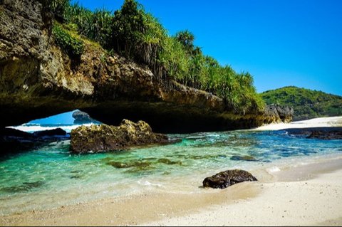 Pesona Tersembunyi Pantai Srau, Tiga Keindahan Pantai dalam Satu Tempat