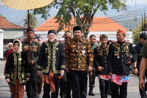 Potret Kepala BPIP Kirab Alit dan Jamasan Pusaka di Sumedang