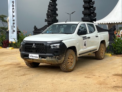 Mitsubishi Triton HDX dengan penggerak 4x4 dan transmisi manual.