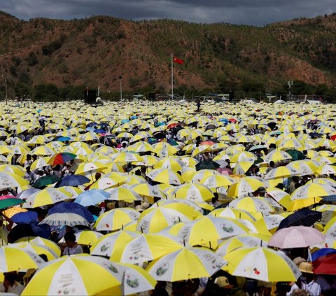 Paus Fransiskus dijadwalkan memimpin Misa Agung di Timor Leste pada Selasa (10/9/2023) sore waktu setempat. Acara sakral ini digelar di Stadion Esplanade of Taci Tolu (Tasitolu), Dili, dan diperkirakan dihadiri 750 ribu umat Katolik negara tersebut. Foto: Reuters