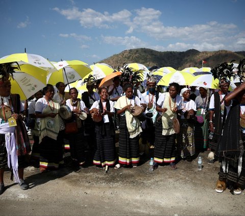 FOTO: Terik Matahari Menyengat di Dili Tak Surutkan Semangat Ratusan Ribu Umat Katolik Timor Leste Ikut Misa Agung Bersama Paus Fransiskus