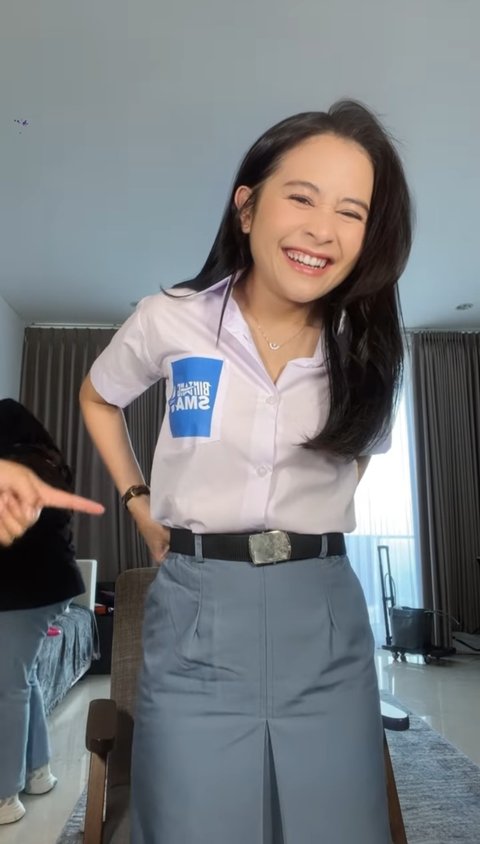 Potret Prilly Latuconsina Tampil Mengenakan Seragam SMA