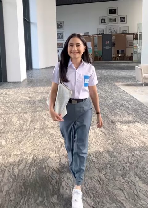 Potret Prilly Latuconsina Tampil Mengenakan Seragam SMA