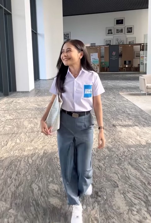 Potret Prilly Latuconsina Tampil Mengenakan Seragam SMA